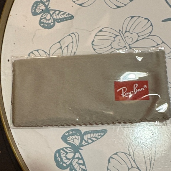 Ray-Ban Classic Black Sunglasses with Case - Picture 6 of 8